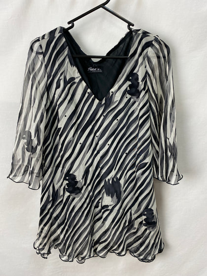 Tapa Womens Top Size L/XL