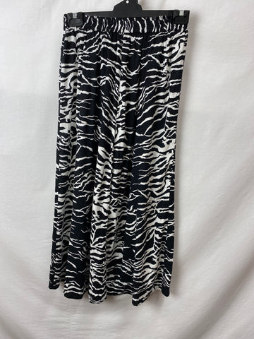 Image for Lieke's Womens Pants No Size Measures 30cm across waist, 94cm long