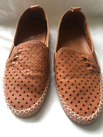 Vybe Lifrstyle Laser Cut Out Womens Flats/ Shoes Size 7/38( New Condition)